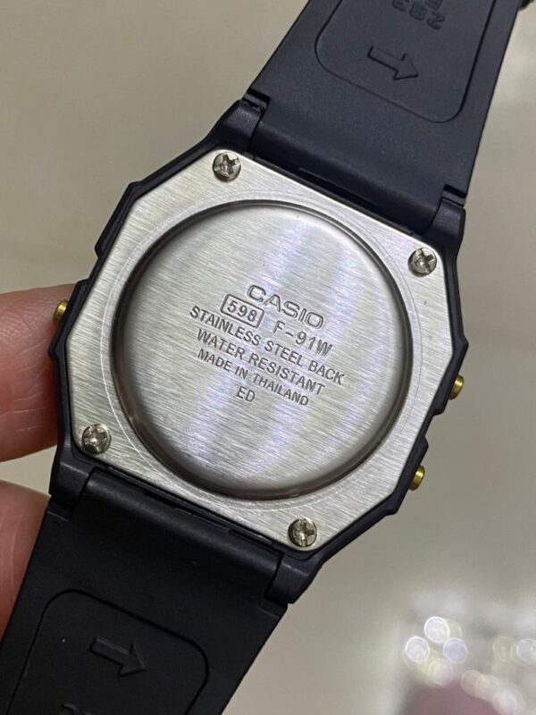 Casio Relógio esportivo digital clássico F91W-1 Preto Dourado - Imagem 2