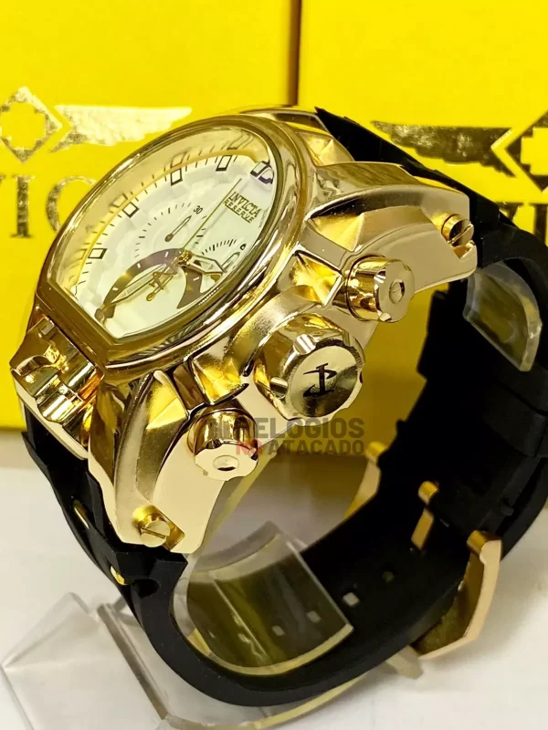 Relógio Masculino Invicta Zeus Magnum Linha Gold One Dourado fundo Branco Pulseira de Borracha Preta - Imagem 4